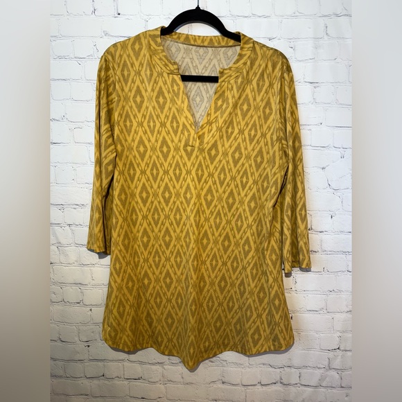 Mountain Mamas Tops - Mountain Mamas size L/XL geometric mustard colored geometric